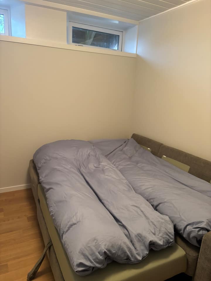 เตียงขนาด 160 ซม. พร้อมที่นอนเพิ่มเติม 2 ผืนบนเตียง