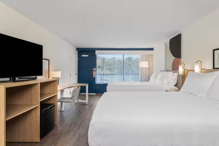 Enjoy Poolside Relaxation In Island Room, 2 Rooms - Hilton Head Island, SC