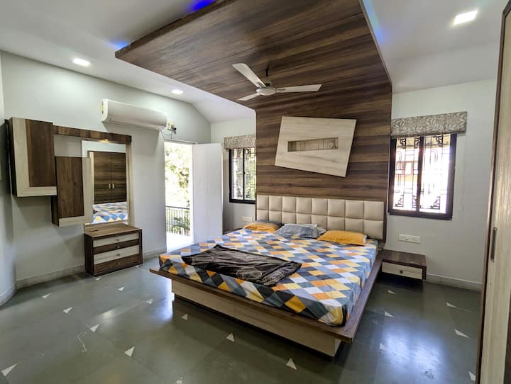 Spacious 4BHK At Prime Spot - Woodcrest Bungalow