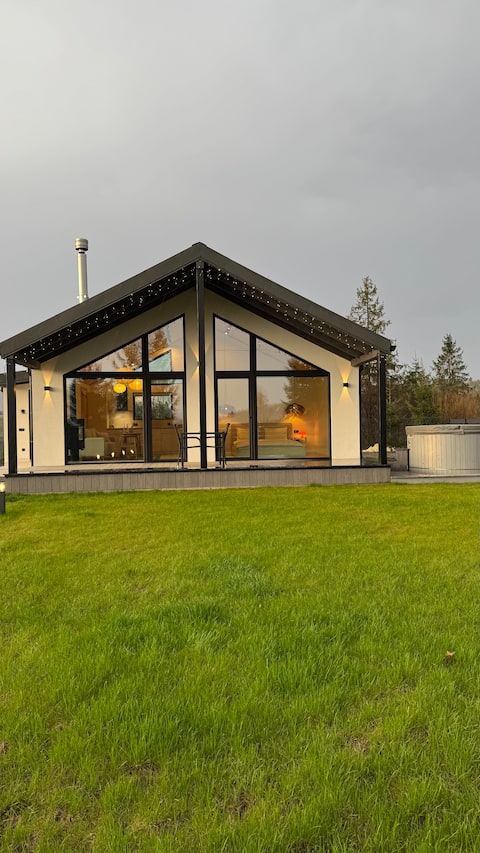 Boiko Hut on the mountain with a hot tub