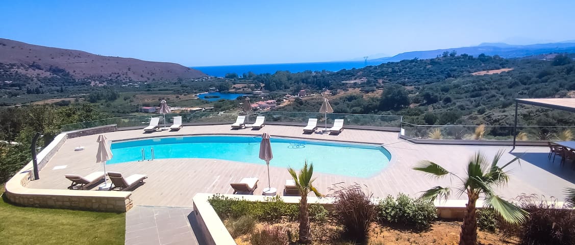 Private Large Pool*BBQ*Playground*Lake & Sea view