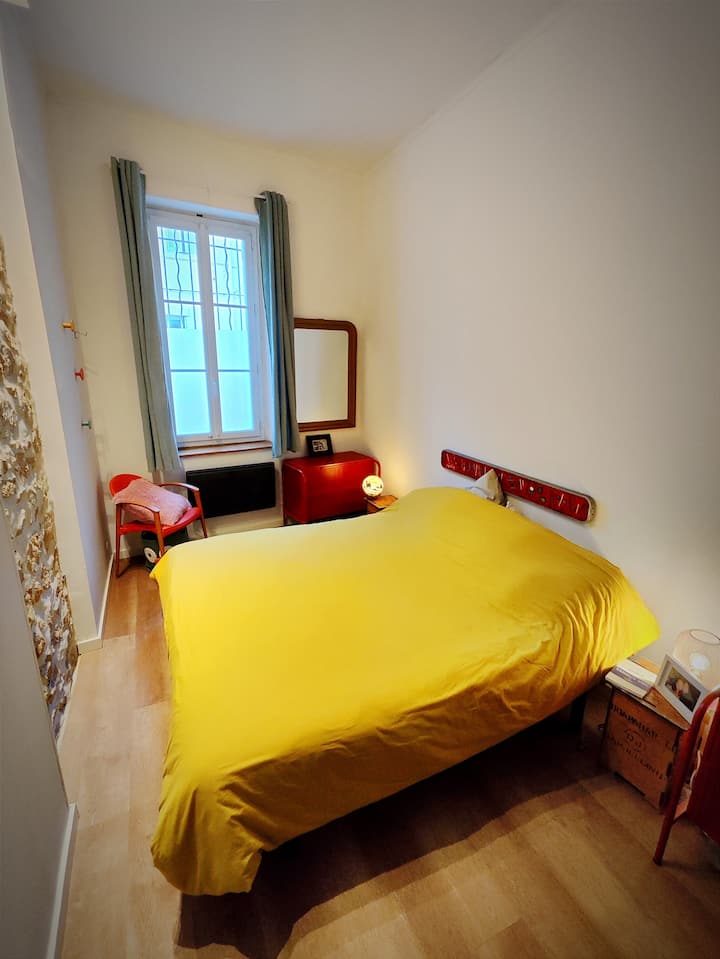 Lit 180 X 200 m
Matelas : Simmons, ressorts ensachés