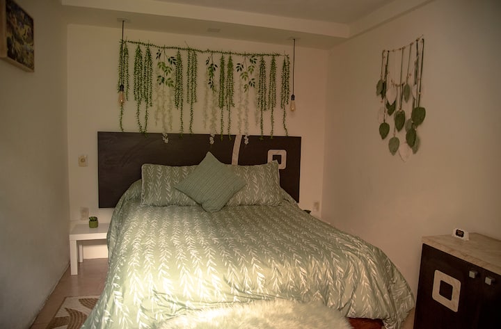 ამ საცხოვრებელში არის ორადგილიანი საძინებელი, მიმდებარე ოთახი ერთადგილიანი საწოლით (3 ადამიანისთვის) და სამი ადამიანისთვის განკუთვნილი პირადი სააბაზანო.