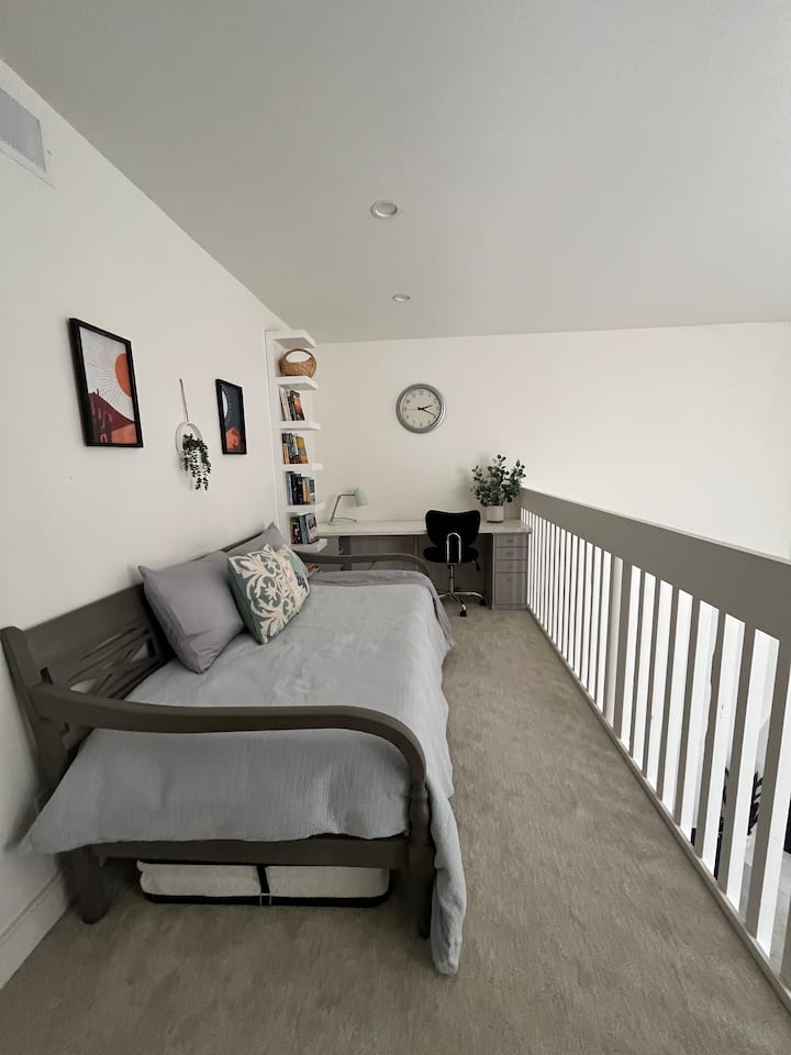 El área del loft incluye una cama doble, una cama individual plegable debajo y un escritorio/espacio de trabajo 