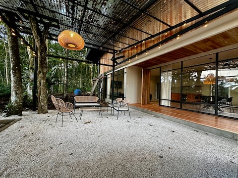 Villa Iguana: Modern Living Embraced by the Wild