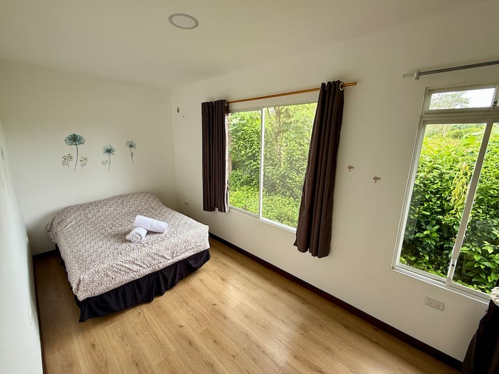 Lit double confortable avec vue sur le jardin