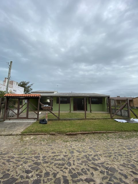 House with barbecue, pool and close to the beach
