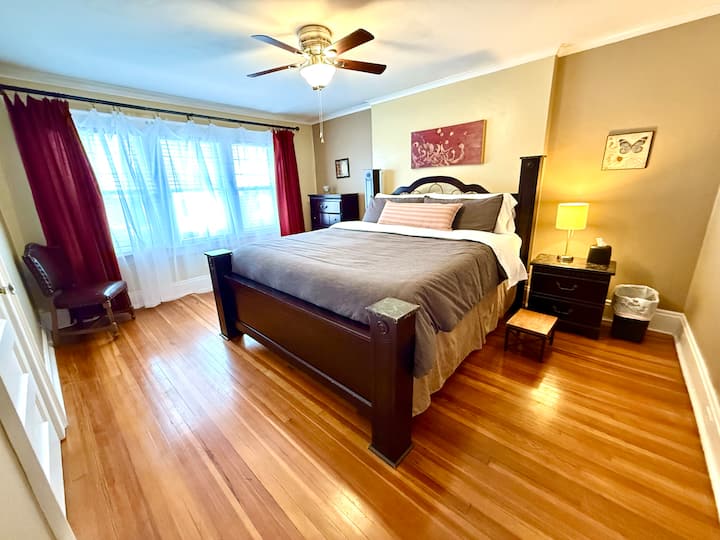 King size bed and closet.
