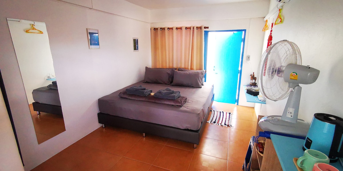 ห้องเดี่ยวขนาดเล็กขนาด 13 ตร.ม. พร้อมเตียงขนาดคิงไซส์เครื่องปรับอากาศสมาร์ททีวีขนาด 43 ฟุตและตู้เย็นขนาดเล็ก