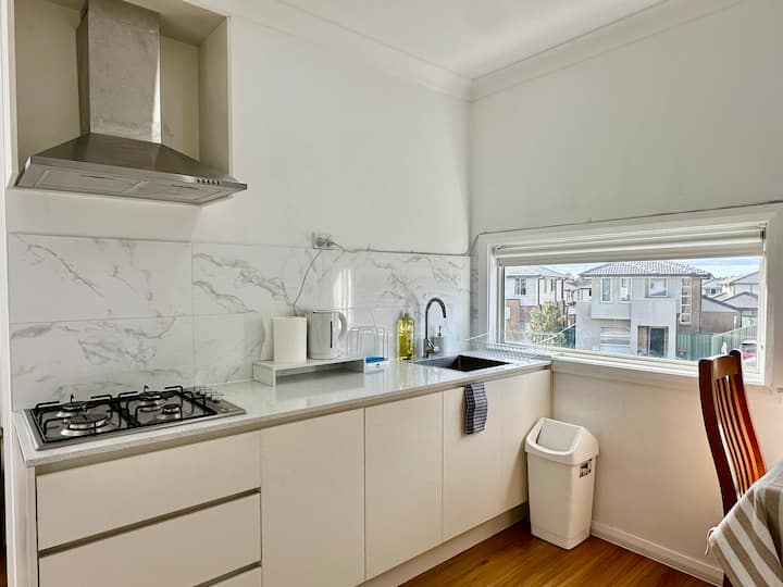 Modern 1br Studio Near Shops, Bbq & Blue Mountains - Liverpool