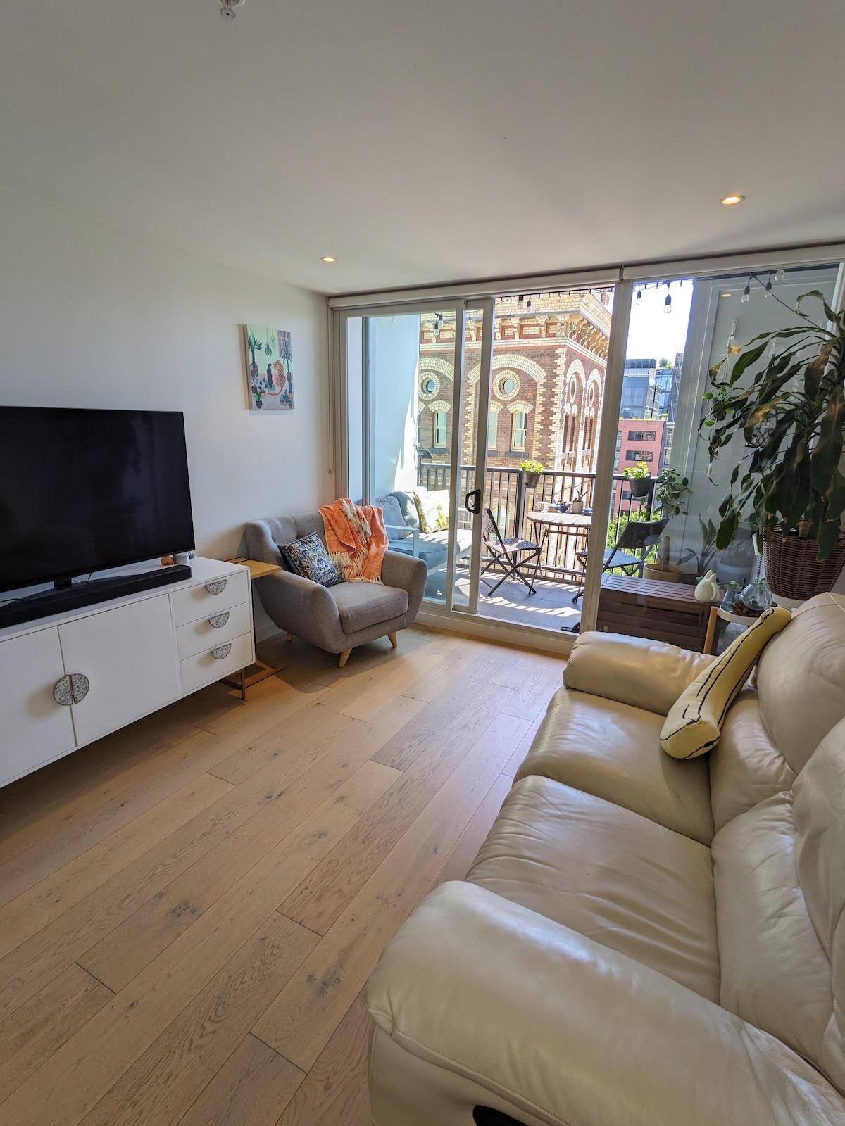 Successful Airbnb property: bright + central apartment in Collingwood in Collingwood