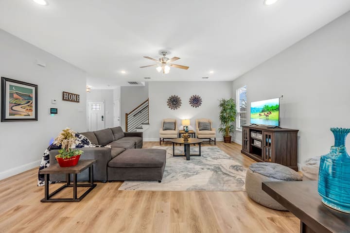 NEW! Trinity Manor – Luxury 5 mins to Downtown !