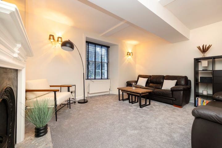 Spacious Central Edinburgh Apartment - Edinburgh, UK