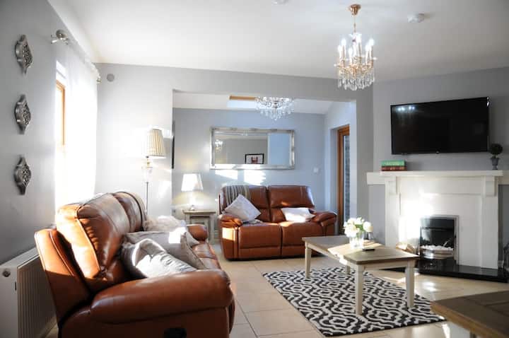 Stylish 3br Home | Walk To Town | Free Parking - Dingle