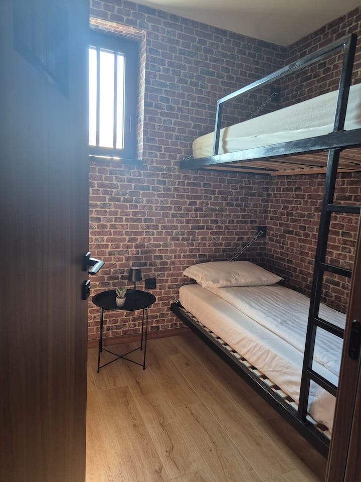 Izba sa nachádza na poschodí, má poschodovú posteľ a nazvali sme ju „Väzenská izba“ 