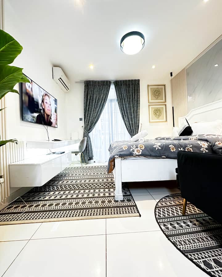 Ჩვენი სლუმბერ-ჰეივენის დაბალი კუთხის ხედი დედოფლის ზომის საწოლით