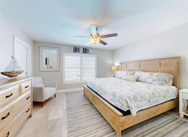 Chambre principale spacieuse avec lit king size et salle de bain attenante