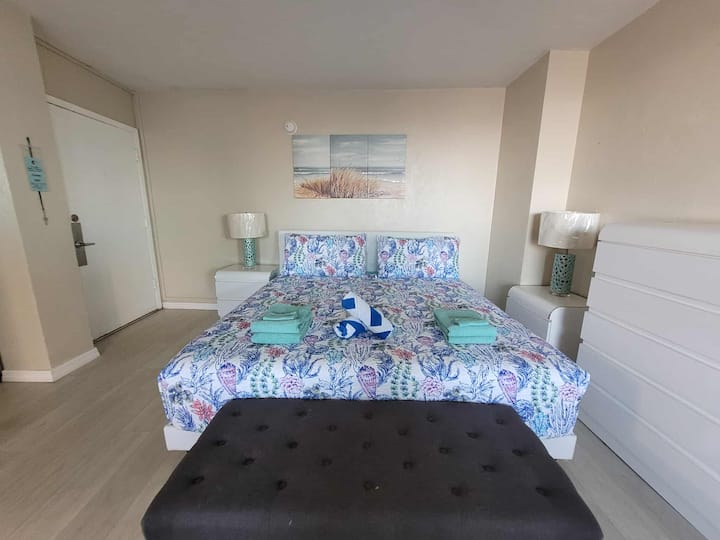 Serene Hideaway With Ocean Breezes - Daytona Beach