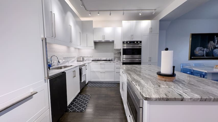 Chic Large 3BR/2BA | Downtown Xing | Best Location gallery image 2