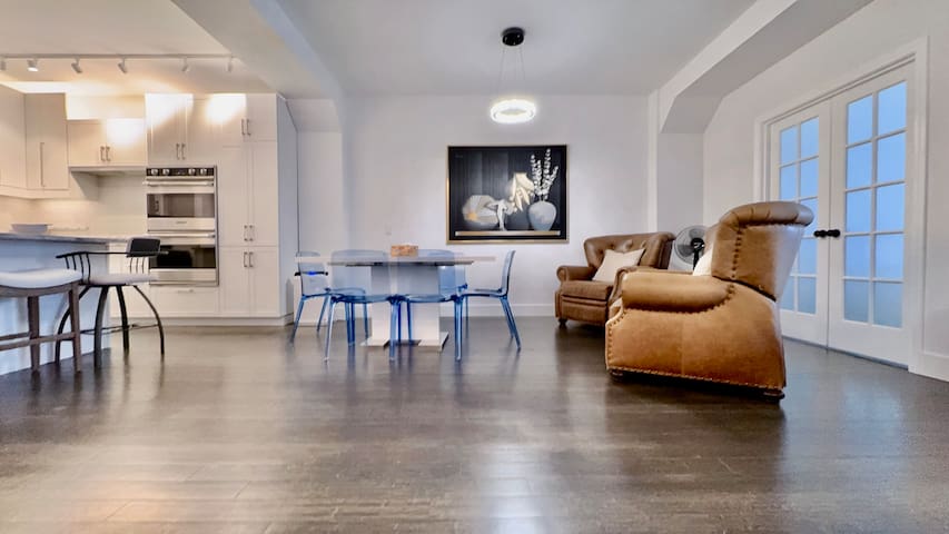 Chic Large 3BR/2BA | Downtown Xing | Best Location gallery image 3