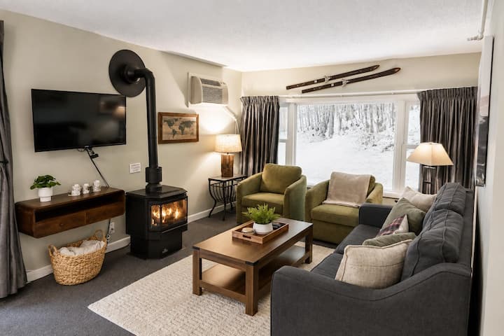 Charming Stay In Stowe Condo: Hot Tub&indoor Pool - Stowe, VT