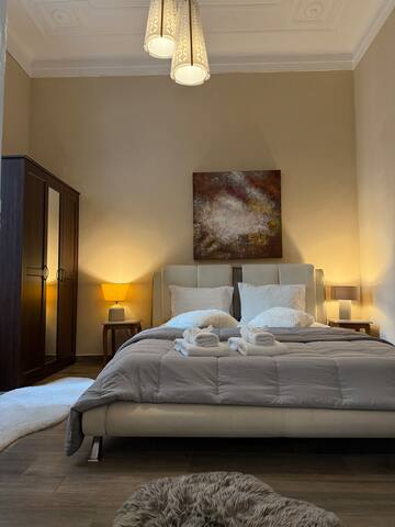 Neoclassical Royal Palace next to Acropolis gallery image 4