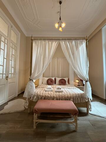 Neoclassical Royal Palace next to Acropolis gallery image 3