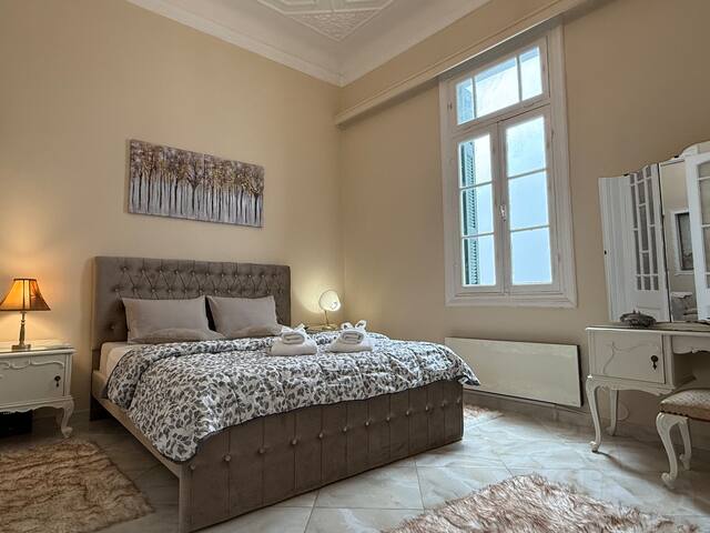 Neoclassical Royal Palace next to Acropolis gallery image 2