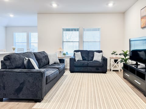 NEW BUILD! | King Bed | Fenced Yard | Garage |WiFi