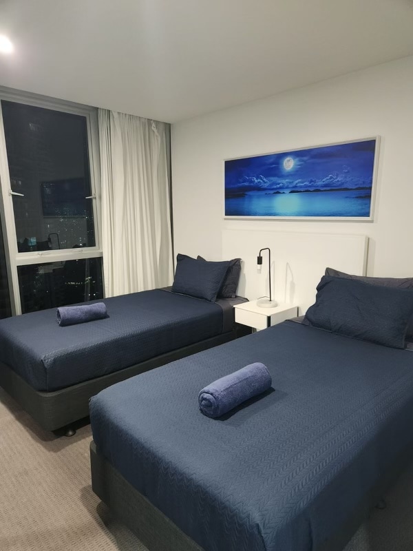 ห้องนอนที่ 2 ที่มีเตียงเดี่ยวคิงไซส์ 2 หลังที่สามารถอยู่ติดกันได้ 