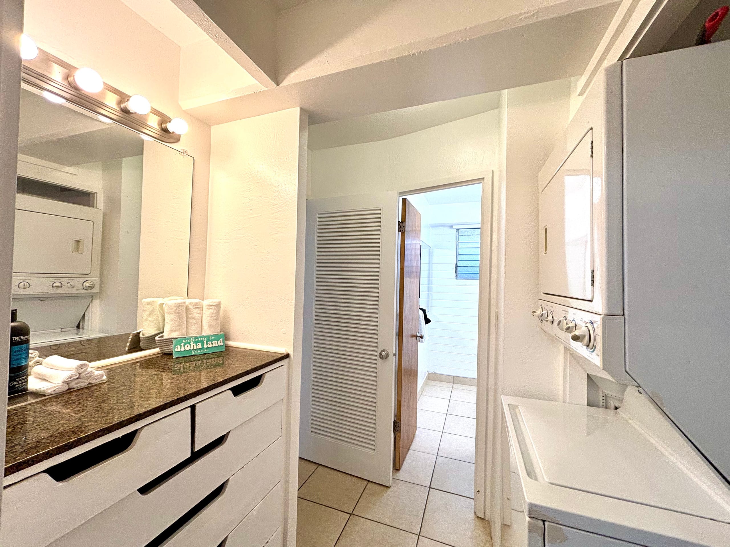 1-bedroom Center of Waikiki Kitchen WiFi Beach - Image 15