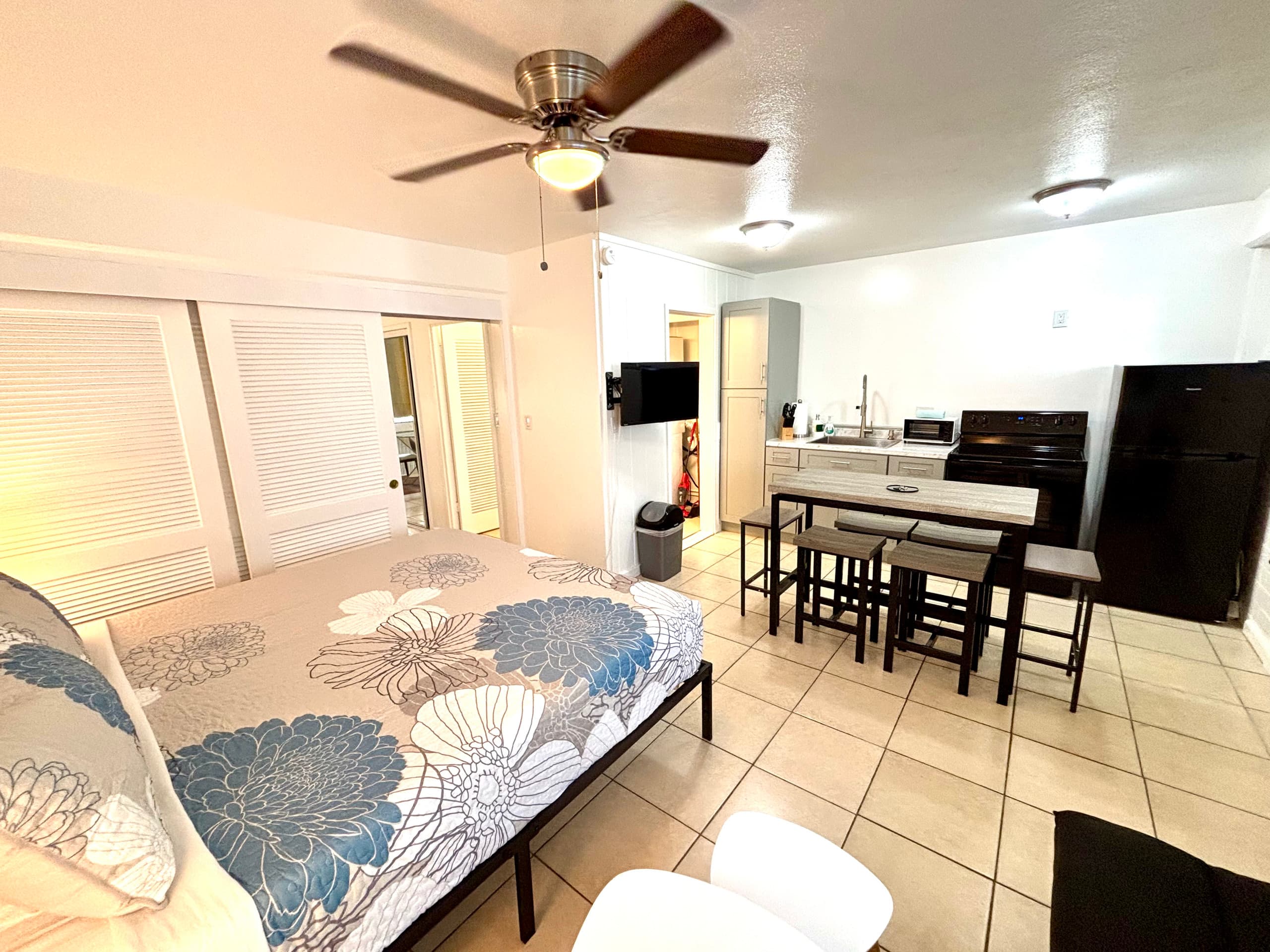 1-bedroom Center of Waikiki Kitchen WiFi Beach - Image 10