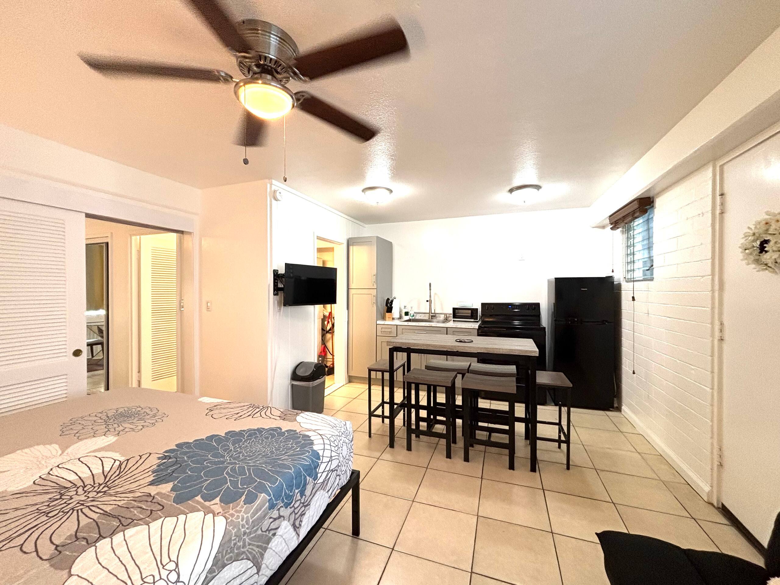 1-bedroom Center of Waikiki Kitchen WiFi Beach - Image 8