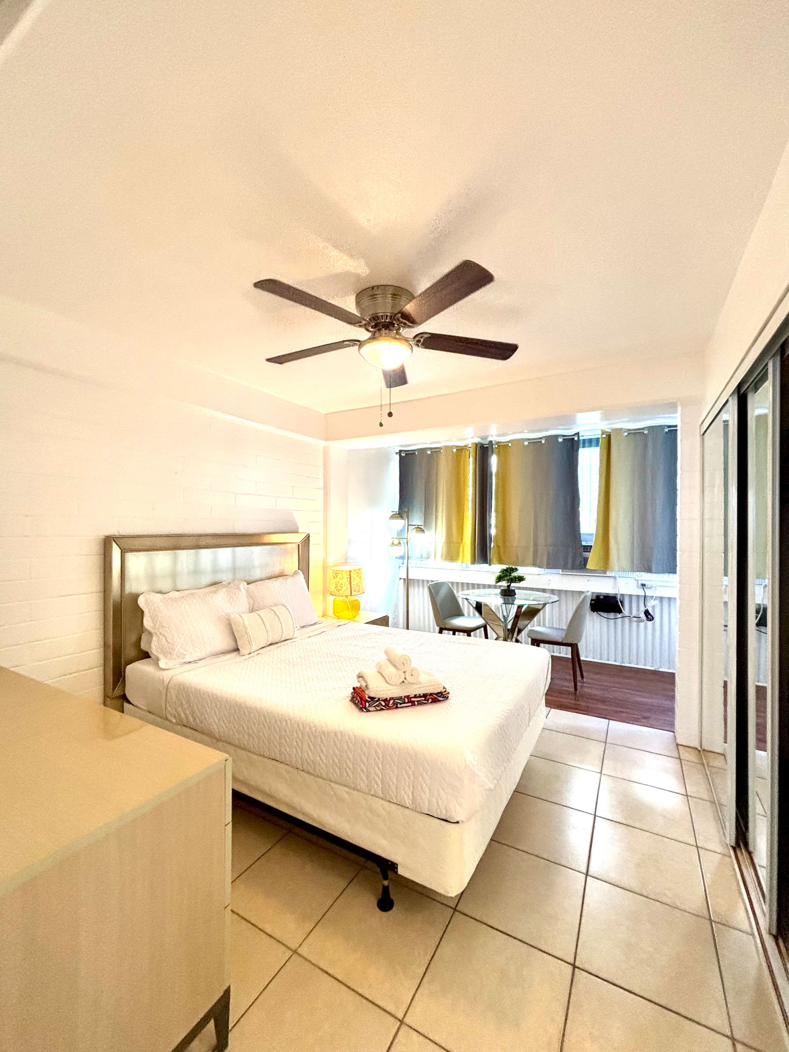 1-bedroom Center of Waikiki Kitchen WiFi Beach - Image 11