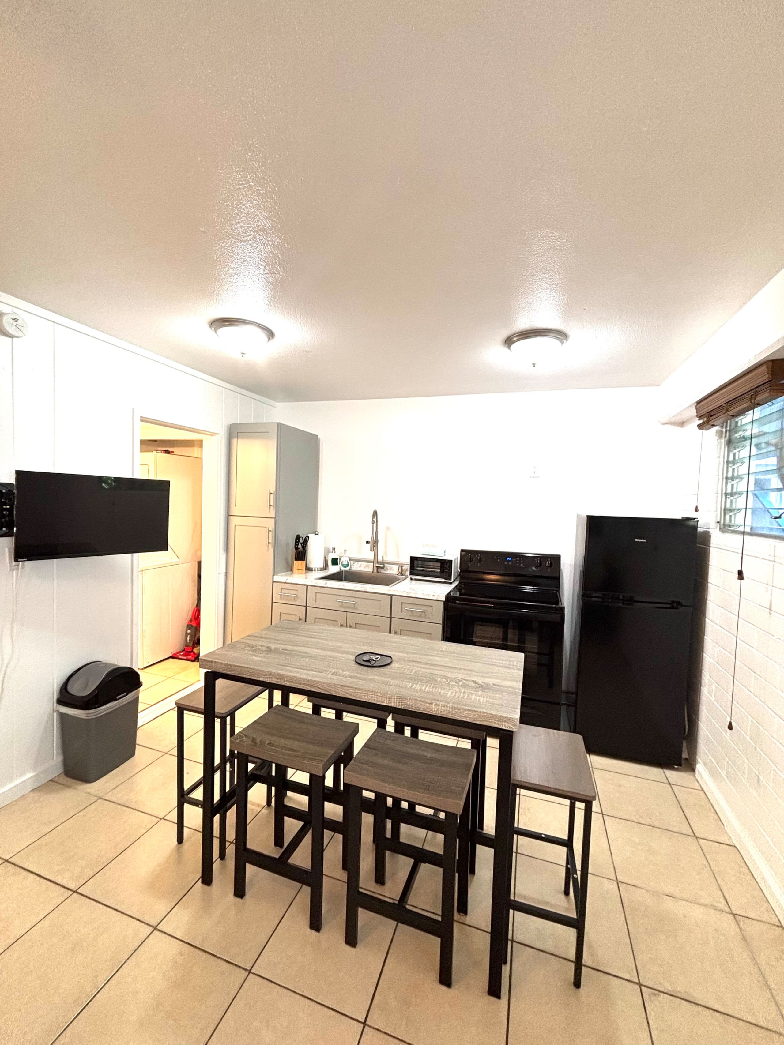 1-bedroom Center of Waikiki Kitchen WiFi Beach - Image 3