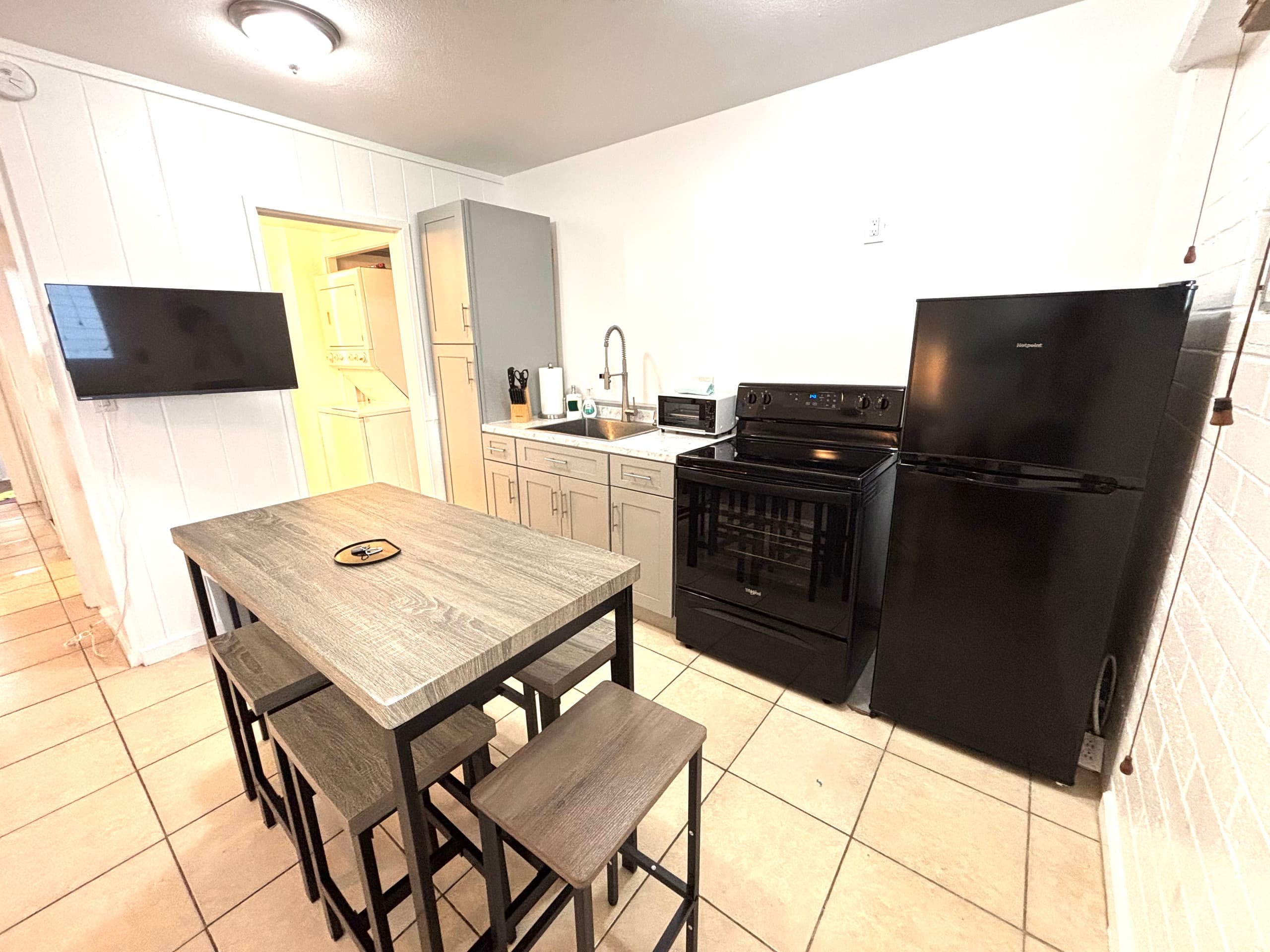 1-bedroom Center of Waikiki Kitchen WiFi Beach - Image 2