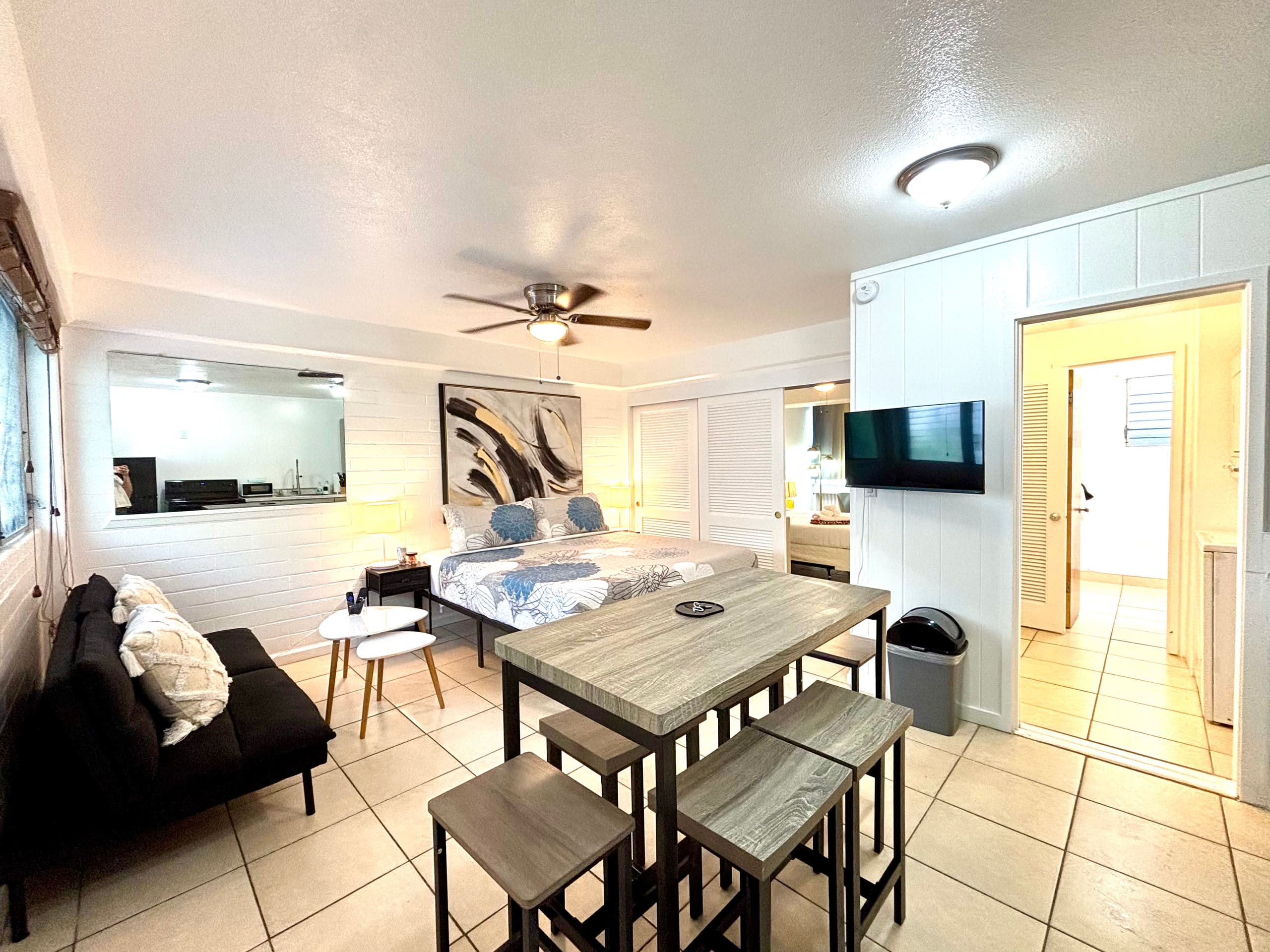 1-bedroom Center of Waikiki Kitchen WiFi Beach - Image 17