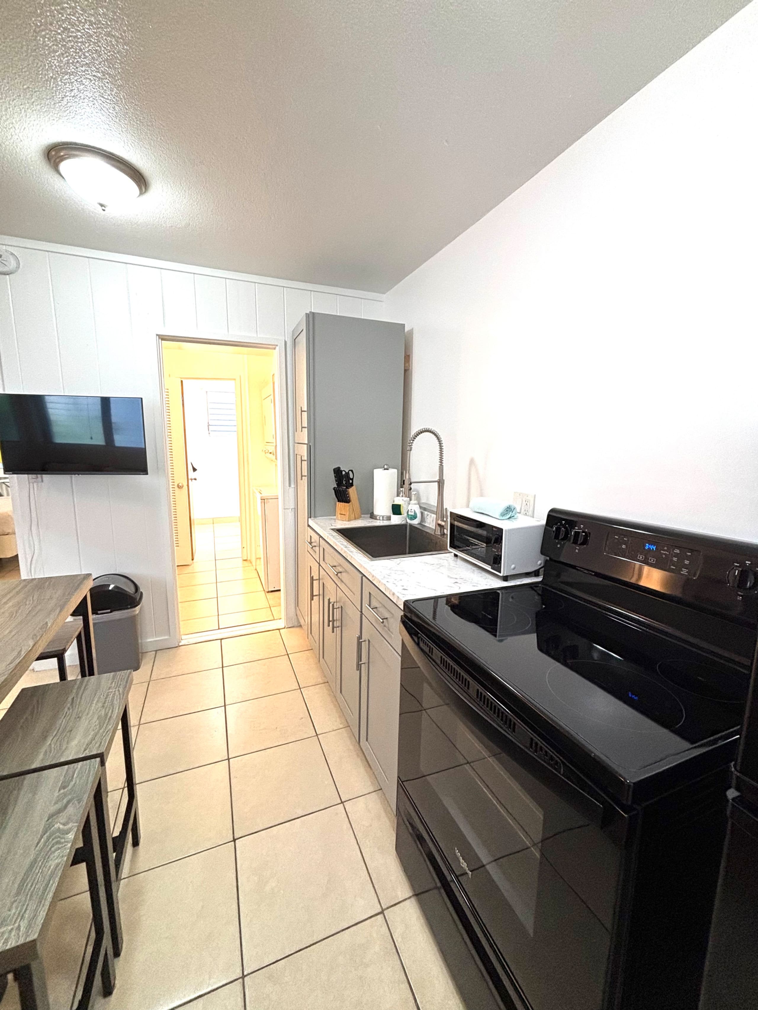 1-bedroom Center of Waikiki Kitchen WiFi Beach - Image 1