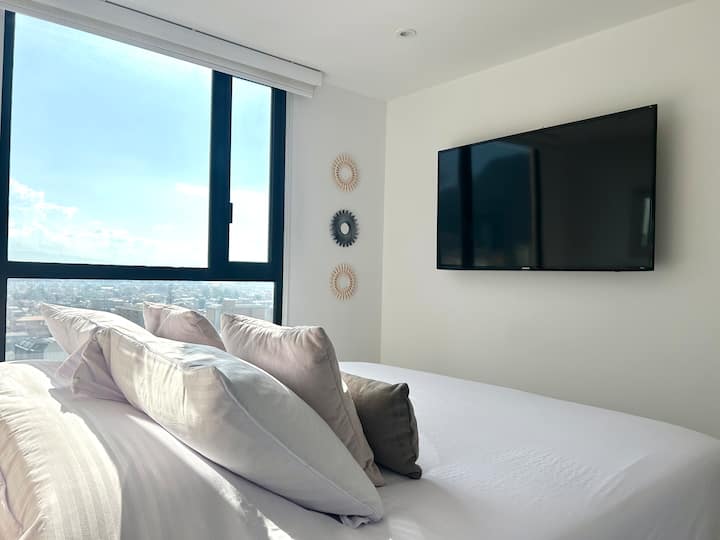 Cama tamaño king con TV inteligente y una vista increíble. 