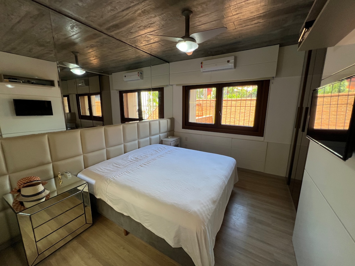 Главен апартман со брачен кревет (широк 150-179 см), телевизор , електрични завеси, клима уред . Соба 70% огледална. Прекрасно 