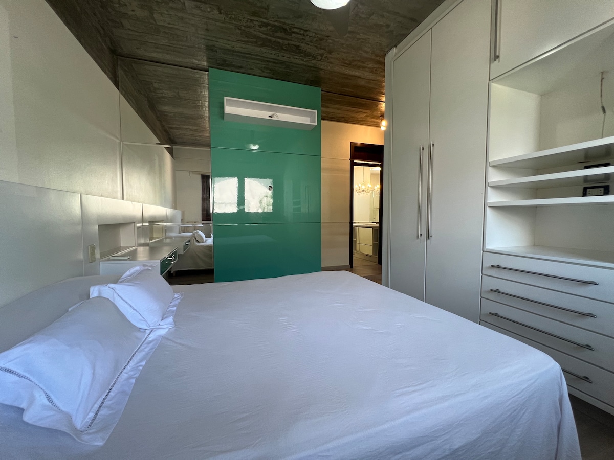 Соба со поглед на море, со клима уред, огледало и бања со туш на плин 