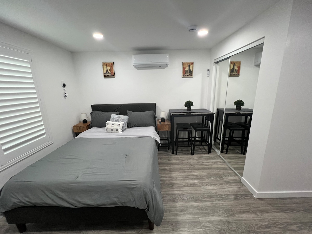 سرير كبير مع طاولة صغيرة لتناول الطعام. الدراسة أو العمل