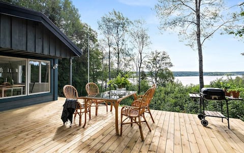 Cabin by the Lake – Close to Ski Slopes & Swimming