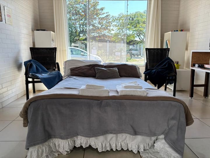 سرير أريكة في غرفة المعيشة، إنها "غرفة نوم" مريحة للغاية.