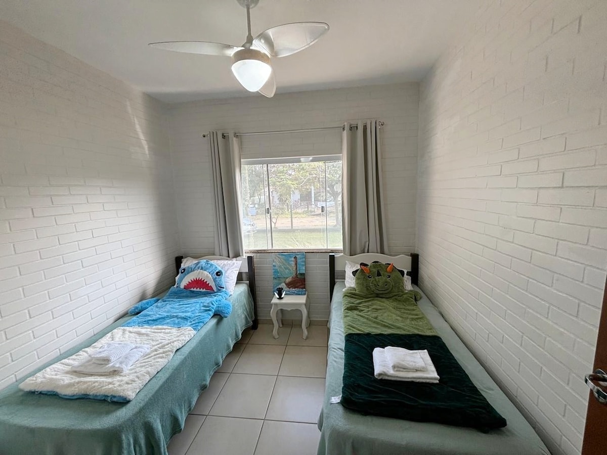 Стая с две единични легла и спални чували.