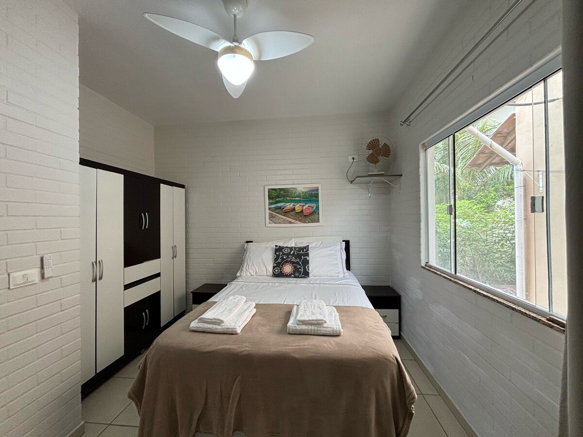 Квартал 1 със самостоятелна баня, двойно легло, мрежа против комари, вентилатор на тавана, преносими вентилатори, затъмнение в завесите, място за съхранение на дрехи, одеяла, допълнителни възглавници и спално бельо.