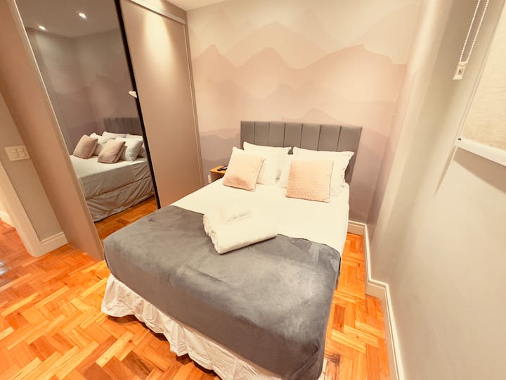 Vue sur la chambre et armoire en arrière-plan