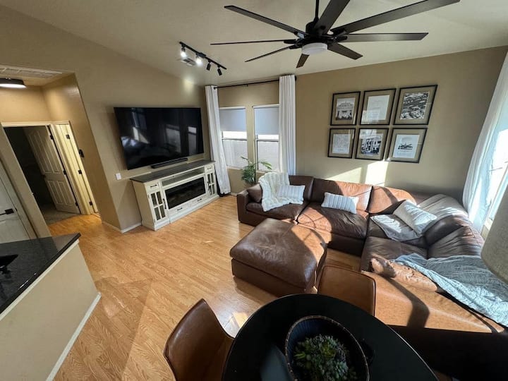 Кожниот кауч се претвора во брачен кревет кога е поврзан со отоман. 