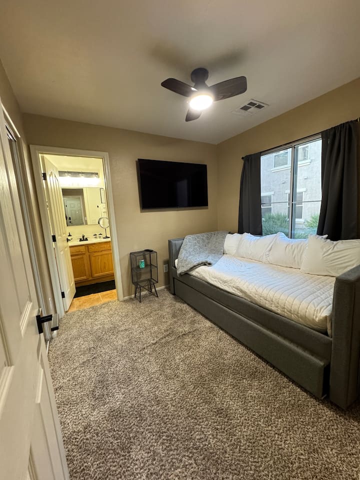 Под него има кревет на извлекување.  