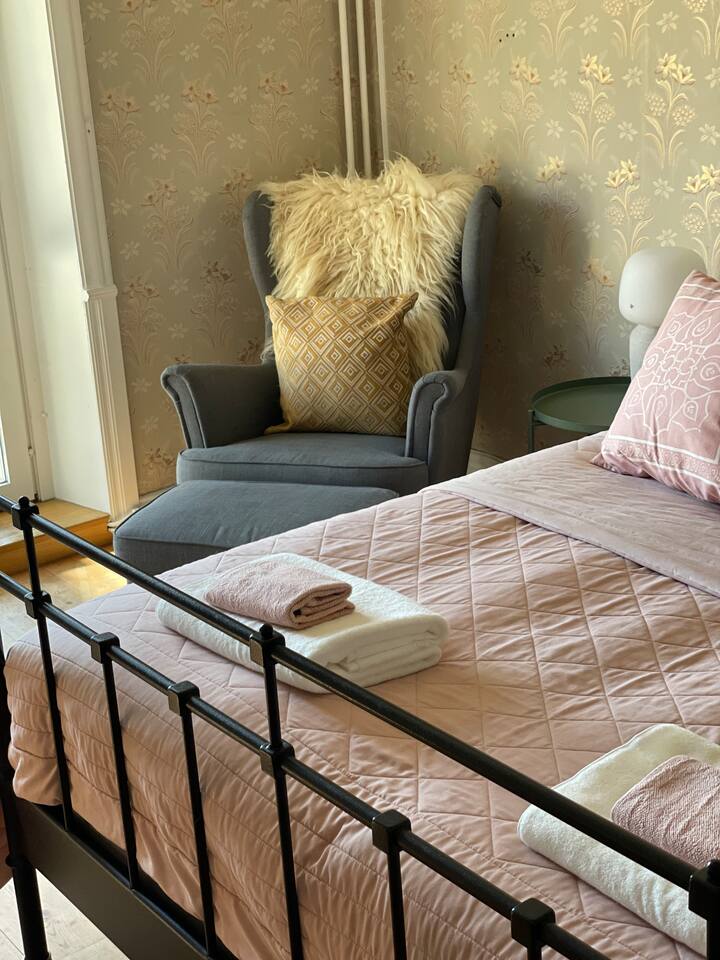 يوجد في غرفة النوم 1 سرير بعرض 160 سم مع إمكانية نوم شخصين بالغين. هناك مرتبتان منفصلتان في إطار السرير (2 × 80 سم). مكتب FS لشخصين وإمكانية الوصول المباشر إلى شرفة جميلة. التخزين متاح على شكل رف ملابس مع شماعات.